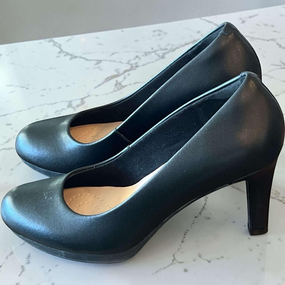 Clarks Arista Smooth Black Leather Women's Pumps